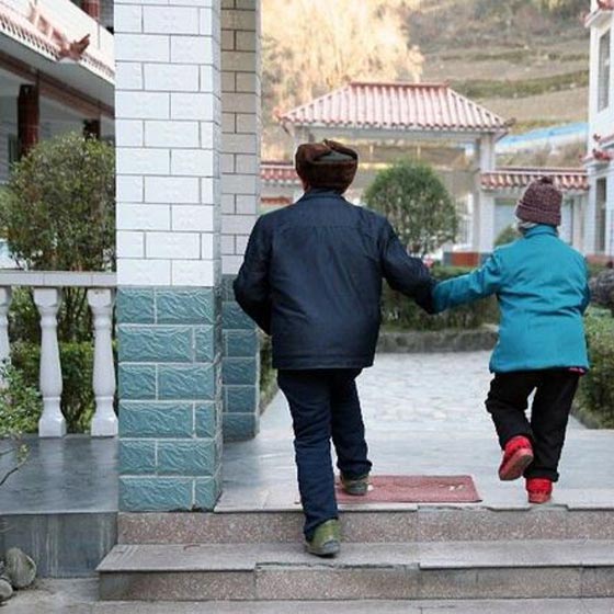  حب في التسعين يعيد الامل لمسنة وثري يتبرع للعاشقين بخاتم الماس صورة رقم 5