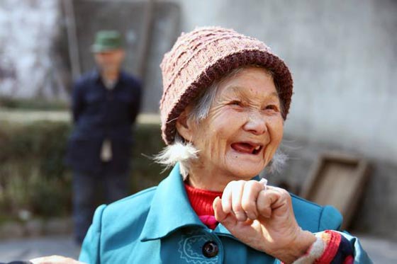  حب في التسعين يعيد الامل لمسنة وثري يتبرع للعاشقين بخاتم الماس صورة رقم 4