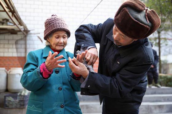  حب في التسعين يعيد الامل لمسنة وثري يتبرع للعاشقين بخاتم الماس صورة رقم 1