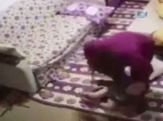 فيديو مؤلم: زوجة اب تعذب طفلي زوجها بأبشع صورة وتثير موجة غضب صورة رقم 3