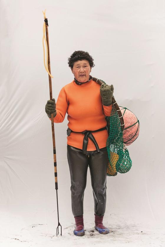 نساء البحر.. ساعات من الغوص بالمياه الباردة بحثا عن ثمار البحر صورة رقم 1