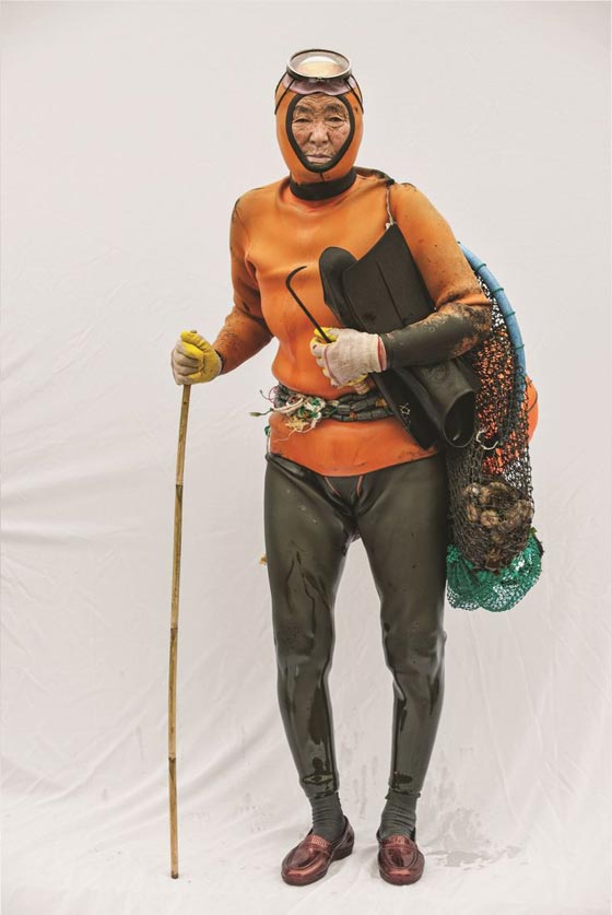 نساء البحر.. ساعات من الغوص بالمياه الباردة بحثا عن ثمار البحر صورة رقم 2