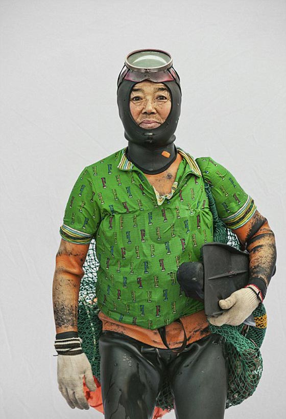 نساء البحر.. ساعات من الغوص بالمياه الباردة بحثا عن ثمار البحر صورة رقم 4