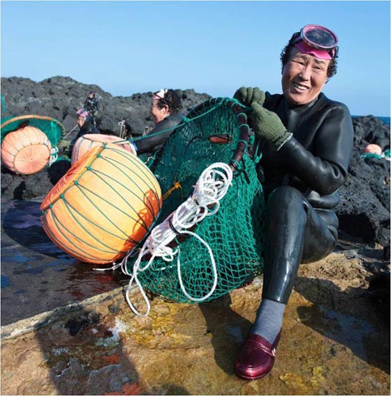 نساء البحر.. ساعات من الغوص بالمياه الباردة بحثا عن ثمار البحر صورة رقم 7