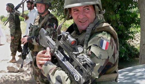  ضباط فرنسيون يدربون وحدات النخبة العراقية في مكان سري بالصحراء صورة رقم 2