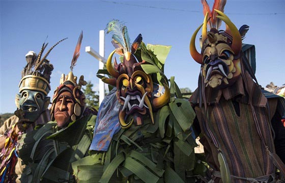 صور الشياطين يهزمون الثيران الاسبانية ويطردون الغزاة من كوستاريكا صورة رقم 1