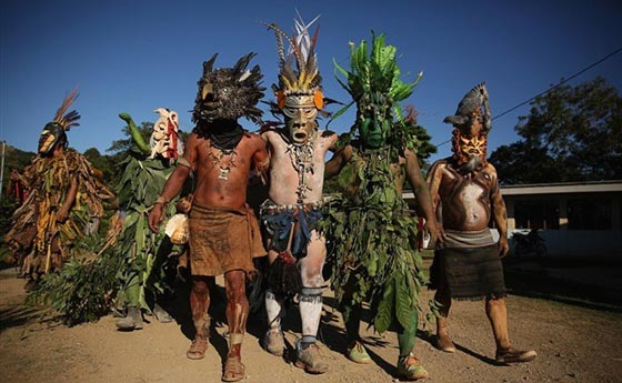 صور الشياطين يهزمون الثيران الاسبانية ويطردون الغزاة من كوستاريكا صورة رقم 2