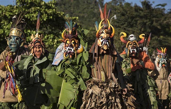 صور الشياطين يهزمون الثيران الاسبانية ويطردون الغزاة من كوستاريكا صورة رقم 3