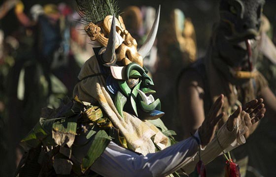 صور الشياطين يهزمون الثيران الاسبانية ويطردون الغزاة من كوستاريكا صورة رقم 4