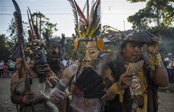 صور الشياطين يهزمون الثيران الاسبانية ويطردون الغزاة من كوستاريكا صورة رقم 6