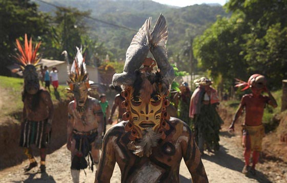 صور الشياطين يهزمون الثيران الاسبانية ويطردون الغزاة من كوستاريكا صورة رقم 7