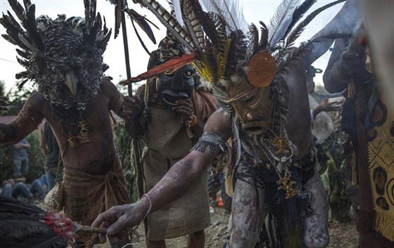 صور الشياطين يهزمون الثيران الاسبانية ويطردون الغزاة من كوستاريكا صورة رقم 8