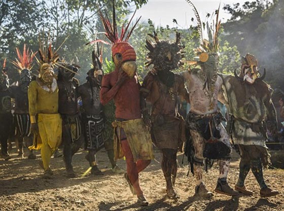 صور الشياطين يهزمون الثيران الاسبانية ويطردون الغزاة من كوستاريكا صورة رقم 9