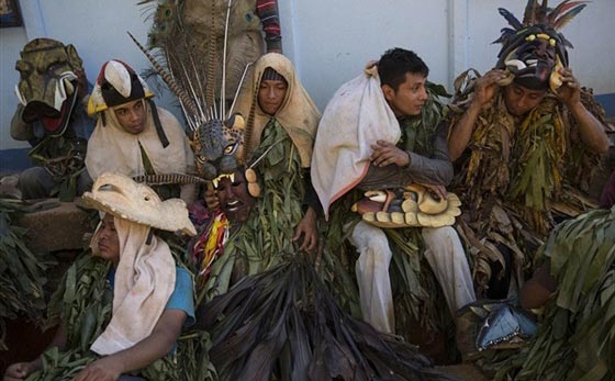 صور الشياطين يهزمون الثيران الاسبانية ويطردون الغزاة من كوستاريكا صورة رقم 10