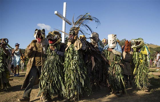 صور الشياطين يهزمون الثيران الاسبانية ويطردون الغزاة من كوستاريكا صورة رقم 14
