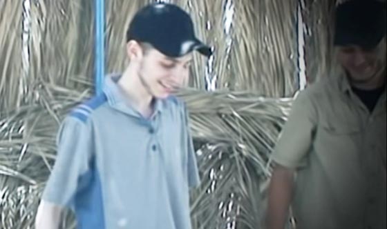 عائلة شاليط تنفي حقيقة فيديو يظهر حسن معاملة حماس له في الاسر صورة رقم 1