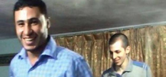 عائلة شاليط تنفي حقيقة فيديو يظهر حسن معاملة حماس له في الاسر صورة رقم 2