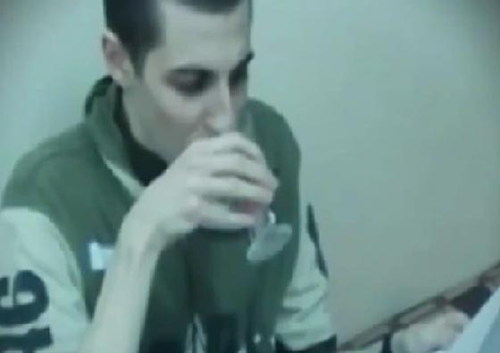 عائلة شاليط تنفي حقيقة فيديو يظهر حسن معاملة حماس له في الاسر صورة رقم 3