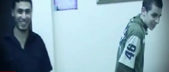 عائلة شاليط تنفي حقيقة فيديو يظهر حسن معاملة حماس له في الاسر صورة رقم 4