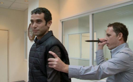 تجربة فاشلة لسترة مقاومة الطعن الاسرائيلية.. نتيجتها اصابة صحفي بجراح صورة رقم 1 تجربة فاشلة لسترة مقاومة الطعن الاسرائيلية.. نتيجتها اصابة صحفي بجراح صورة رقم 1