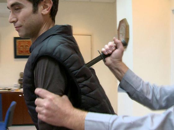 تجربة فاشلة لسترة مقاومة الطعن الاسرائيلية.. نتيجتها اصابة صحفي بجراح صورة رقم 3 تجربة فاشلة لسترة مقاومة الطعن الاسرائيلية.. نتيجتها اصابة صحفي بجراح صورة رقم 3