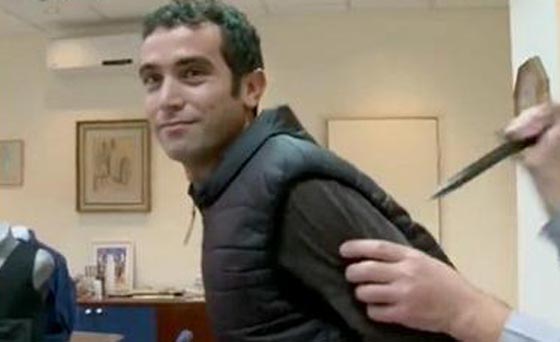 تجربة فاشلة لسترة مقاومة الطعن الاسرائيلية.. نتيجتها اصابة صحفي بجراح صورة رقم 2 تجربة فاشلة لسترة مقاومة الطعن الاسرائيلية.. نتيجتها اصابة صحفي بجراح صورة رقم 2