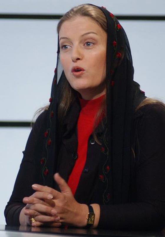 تلفزيون حزب الله يفتح ذراعيه لمذيعة قبلت حذاء جندي سوري على الهواء صورة رقم 5