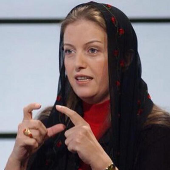 تلفزيون حزب الله يفتح ذراعيه لمذيعة قبلت حذاء جندي سوري على الهواء صورة رقم 4