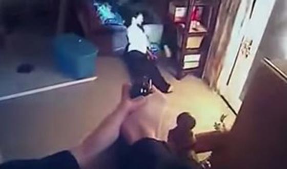  فيديو مثير.. شرطي يصعق رجلا اراد الانتحار حرقا ويشل حركته صورة رقم 1