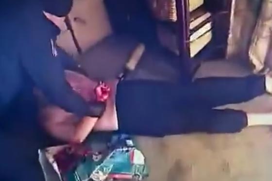  فيديو مثير.. شرطي يصعق رجلا اراد الانتحار حرقا ويشل حركته صورة رقم 3