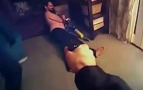  فيديو مثير.. شرطي يصعق رجلا اراد الانتحار حرقا ويشل حركته صورة رقم 2