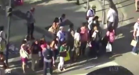 فيديو صادم.. فتيان يسرقون الحلى والحقائب والهواتف من السياح في وضح النهار صورة رقم 4 فيديو صادم.. فتيان يسرقون الحلى والحقائب والهواتف من السياح في وضح النهار صورة رقم 4