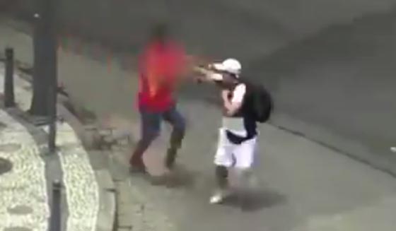 فيديو صادم.. فتيان يسرقون الحلى والحقائب والهواتف من السياح في وضح النهار صورة رقم 1 فيديو صادم.. فتيان يسرقون الحلى والحقائب والهواتف من السياح في وضح النهار صورة رقم 1