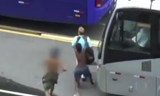 فيديو صادم.. فتيان يسرقون الحلى والحقائب والهواتف من السياح في وضح النهار صورة رقم 2 فيديو صادم.. فتيان يسرقون الحلى والحقائب والهواتف من السياح في وضح النهار صورة رقم 2