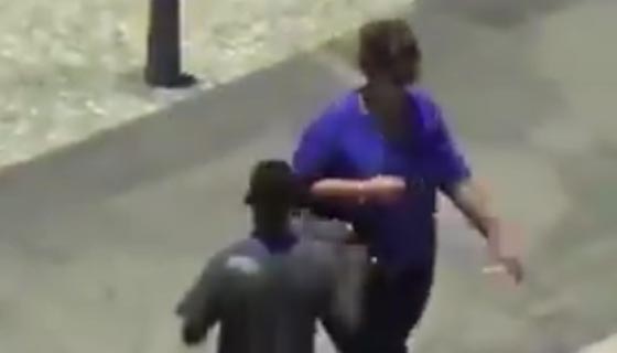 فيديو صادم.. فتيان يسرقون الحلى والحقائب والهواتف من السياح في وضح النهار صورة رقم 3 فيديو صادم.. فتيان يسرقون الحلى والحقائب والهواتف من السياح في وضح النهار صورة رقم 3