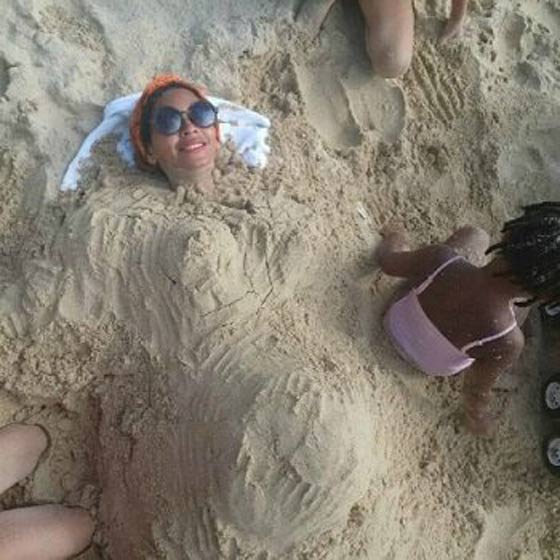 صور فنانات يعلنّ خبر حملهن باغرب الطرق: من بيكيني الى كعكة مخبوزة الى صورة الجنين! صورة رقم 2