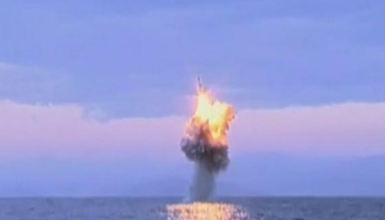  زعيم كوريا الشمالية يستفز الجنوبية بصاروخ بالستي يطلق من غواصة صورة رقم 3