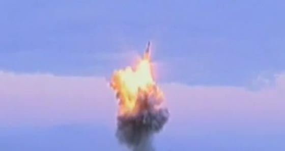  زعيم كوريا الشمالية يستفز الجنوبية بصاروخ بالستي يطلق من غواصة صورة رقم 4