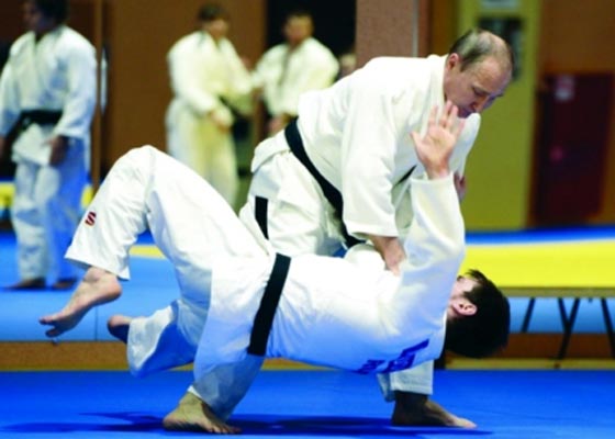 صورة للرئيس الروسي بوتين يطرح كبير مدربي الجودو ارضا صورة رقم 1 صورة للرئيس الروسي بوتين يطرح كبير مدربي الجودو ارضا صورة رقم 1