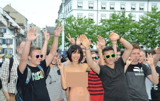 احداث التحرش في المانيا تدفع فنانة سويسرية للخلع الملابس احتجاجا صورة رقم 2 احداث التحرش في المانيا تدفع فنانة سويسرية للخلع الملابس احتجاجا صورة رقم 2