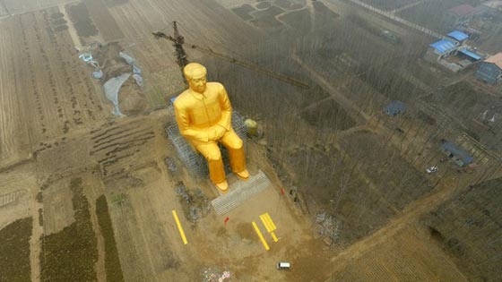 بعد ايام من نصبها له.. الصين تدمر تمثالا من الذهب لزعيمها ماو صورة رقم 1