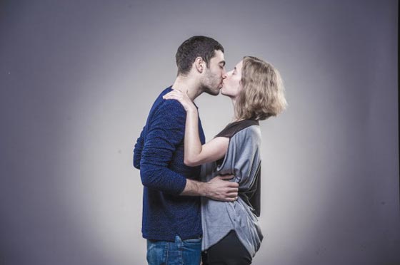 التصدي لمنع رواية حب بين اسرائيلية وفلسطيني.. بالقبلات صورة رقم 3 التصدي لمنع رواية حب بين اسرائيلية وفلسطيني.. بالقبلات صورة رقم 3