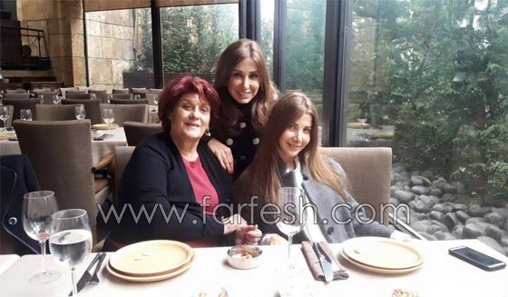 صور نانسي عجرم مع أسرتها وأمها تنافسها بالجمال والشباب صورة رقم 1