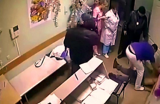 طبيب روسي يقتل مريضه بدل ان يحيه.. والسبب امراة صورة رقم 1 طبيب روسي يقتل مريضه بدل ان يحيه.. والسبب امراة صورة رقم 1