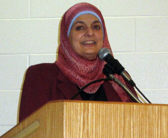 مهرجان لترامب يطرد مسلمة محجبة.. لهذا السبب صورة رقم 2