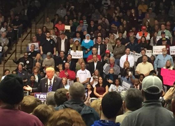 مهرجان لترامب يطرد مسلمة محجبة.. لهذا السبب صورة رقم 1