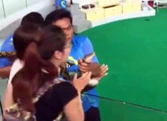 فيديو وصور لثعبان يعض انف سائحة عندما حاولت تقبيله صورة رقم 3