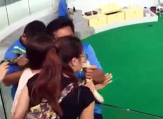 فيديو وصور لثعبان يعض انف سائحة عندما حاولت تقبيله صورة رقم 4