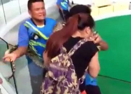 فيديو وصور لثعبان يعض انف سائحة عندما حاولت تقبيله صورة رقم 5