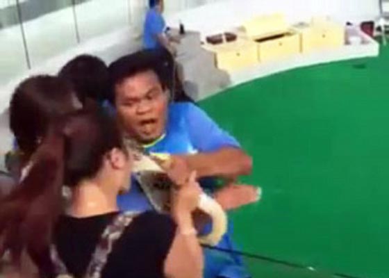 فيديو وصور لثعبان يعض انف سائحة عندما حاولت تقبيله صورة رقم 6